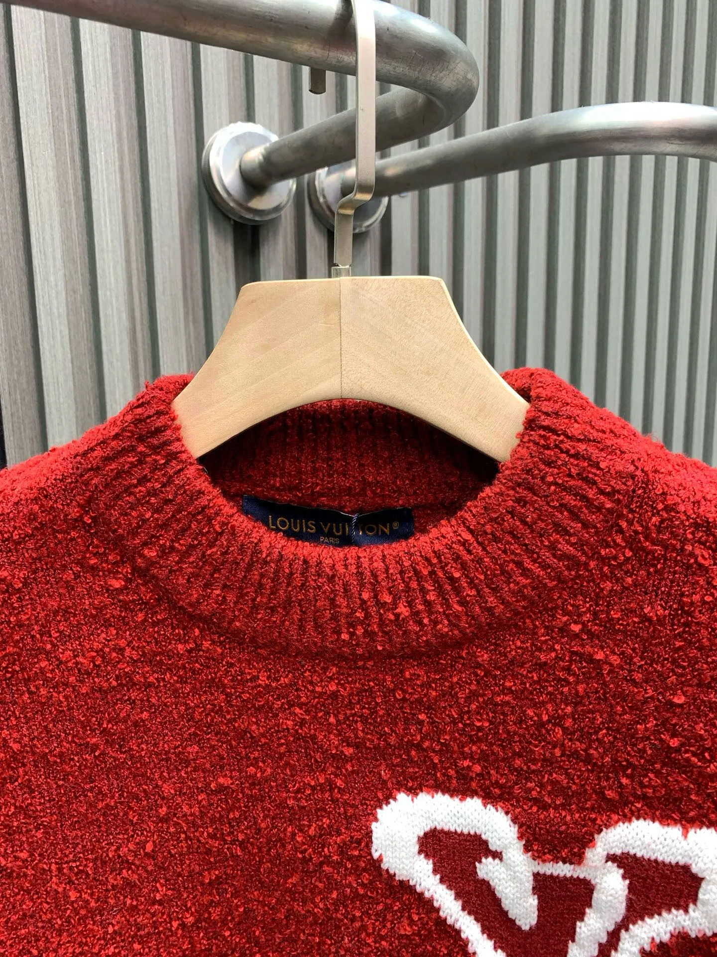 🅿️400 🀄️ Louis Vuitton 1v 25FW New Year's style mirrored logo intarsia sweater. Original purchase: 10,900. Custom-woven and dyed sheep wool 55%, yak hair 21%, nylon 20%, spandex 4% wool loop yarn. The yarn has high ductility and good elasticity. It is different from the non-elastic version on the market. The special washing process is very soft and skin-friendly. Positive 3-needle knitting process. The thickness of each stitch of the inlay on the clothing logo is consistent with ZP. The back logo is a mirror intarsia. A high-elastic elastic band is added in the middle of the thread at the neckline. The upper body is soft, breathable, and skin-friendly. It is not easy to deform when washed. The upper body is skin-friendly and versatile. Wear it in front of others. A powerful autumn and winter item.